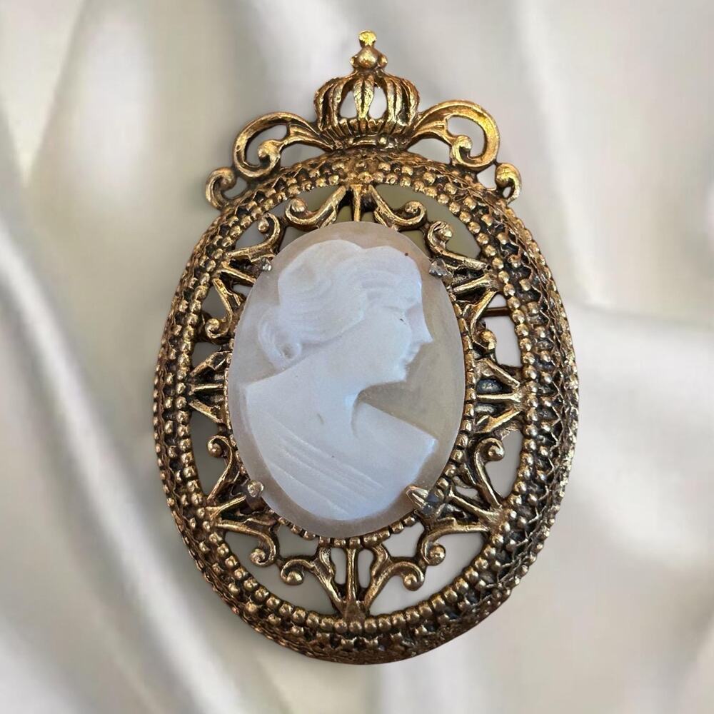 FLORENZA Carved Shell Cameo Brooch